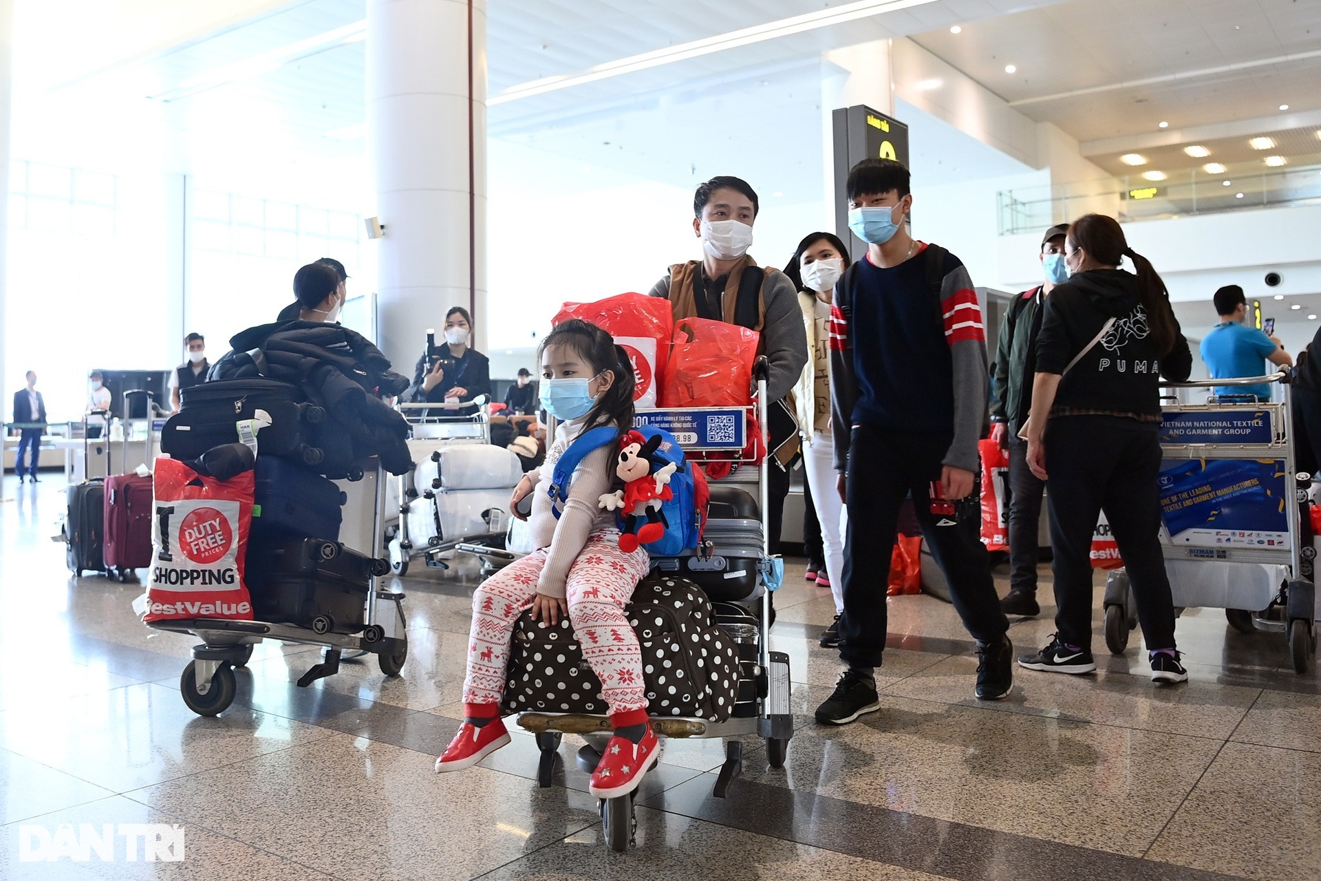 Gương mặt trẻ thơ, cái ôm tràn nước mắt trong chuyến bay giải cứu đầu tiên - 9 Gương mặt trẻ thơ, cái ôm tràn nước mắt trong chuyến bay giải cứu đầu tiên - 9