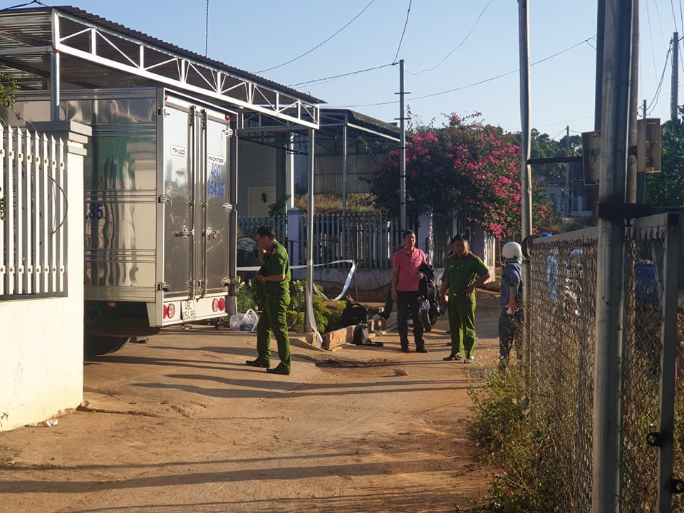Nam thanh niên sát hại bạn đánh bài rồi đến công an đầu thú - 1 Nam thanh niên sát hại bạn đánh bài rồi đến công an đầu thú - 1
