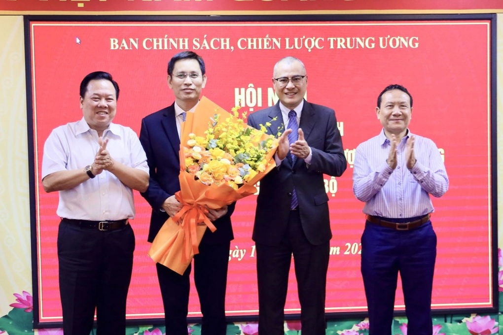 Chủ tịch MobiFone làm Vụ trưởng tại Ban chính sách, chiến lược Trung ương - 1 Chủ tịch MobiFone làm Vụ trưởng tại Ban chính sách, chiến lược Trung ương - 1