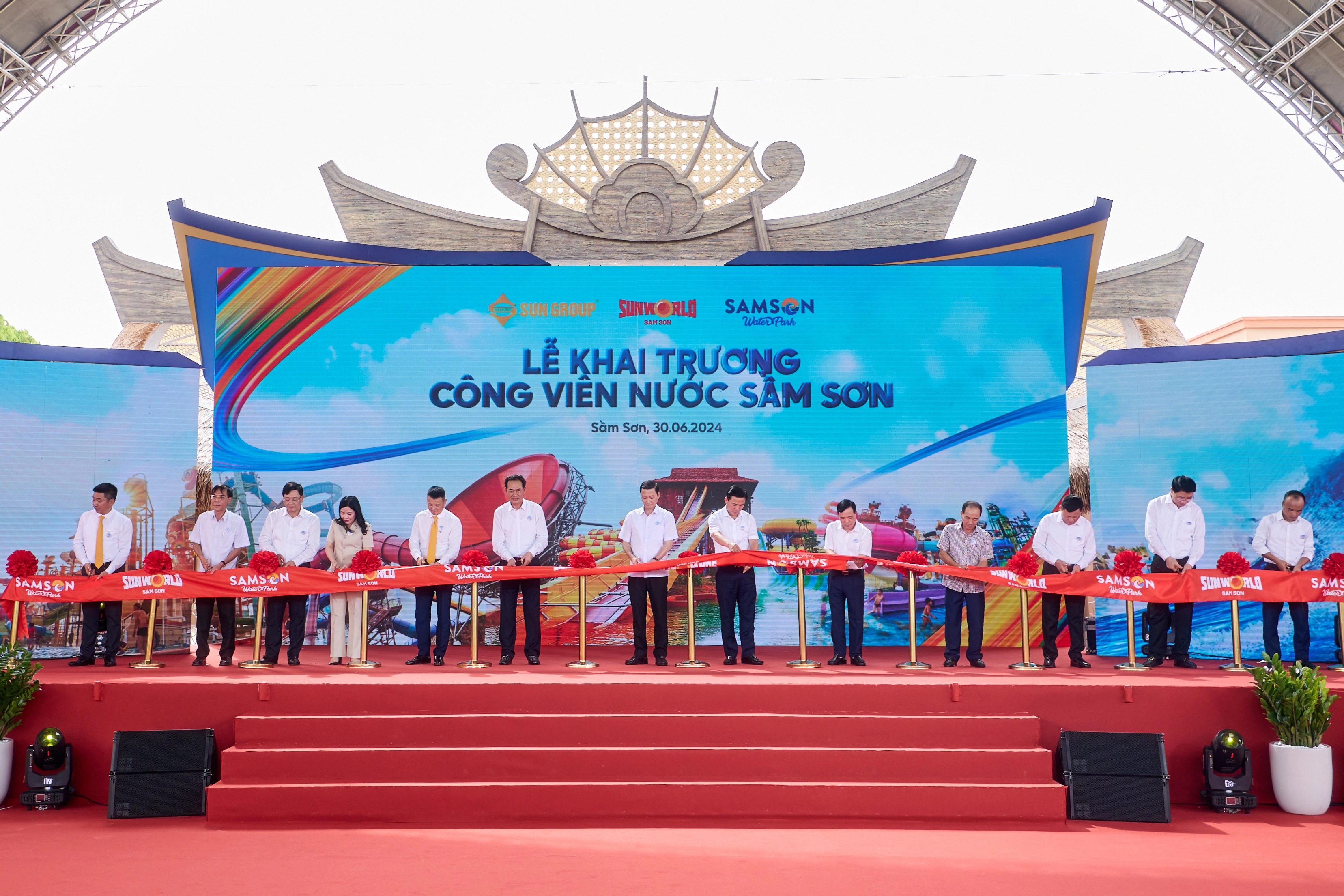 Gallery - Hàng nghìn người đổ về công viên nước Sầm Sơn trong ngày khai trương | Báo Dân trí