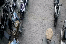 Hai cha con vác dao đến quán cà phê chém người tới tấp