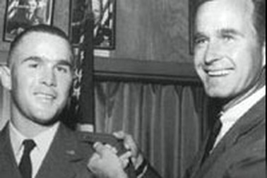 Tổng thống Bush con từ chối nhận sự giúp đỡ của Bush cha