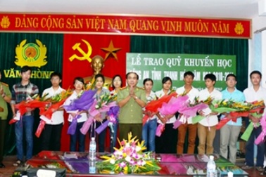 Công an Thanh Hóa trao học bổng khuyến học năm học 2010 - 2011
