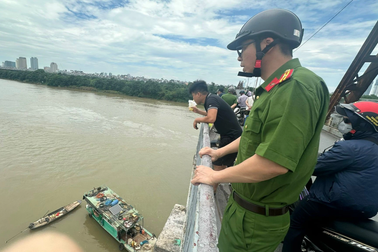 Hà Nội: Cảnh sát tìm kiếm người nghi nhảy cầu Long Biên