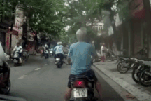 Bức xúc cảnh trung niên tóc bạc chặn đầu ô tô còn hút thuốc thách thức