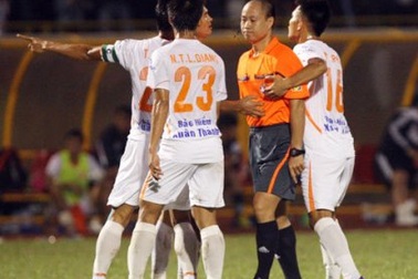 Giới trọng tài ở V-League: Tiền hậu bất nhất
