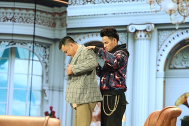 Tự Long đóng “bố thuê” của Xuân Bắc khiến khán giả cười chảy nước mắt