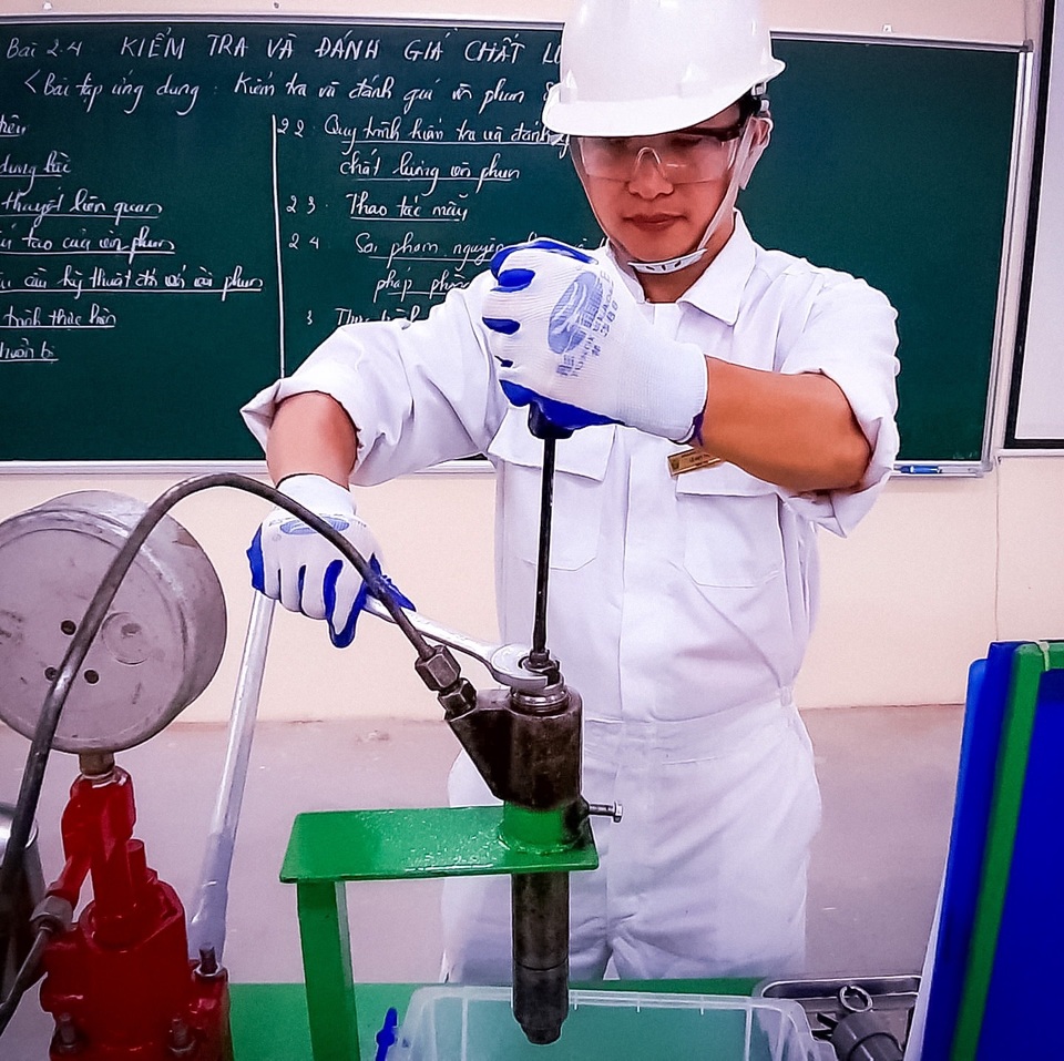 Gặp giảng viên 8X ngành khai thác máy tàu nhiều năm đạt thành tích xuất sắc - 1 Gặp giảng viên 8X ngành khai thác máy tàu nhiều năm đạt thành tích xuất sắc - 1