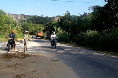 Đi phải đống cát trên đường, một phụ nữ tử vong
