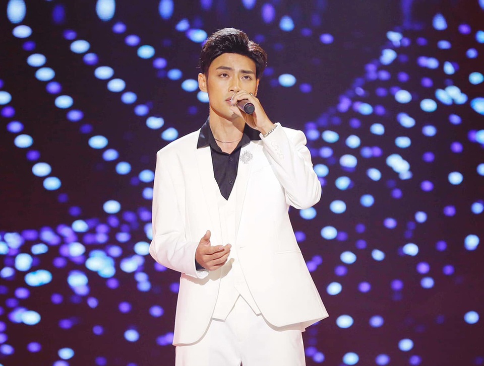 Chàng trai phụ hồ, bán dép kiếm sống lọt Top 3 Solo cùng Bolero - 4