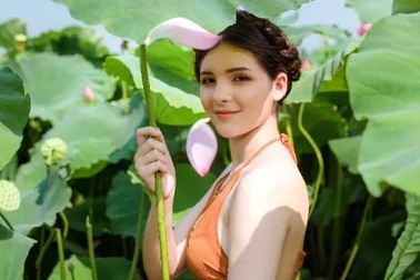 “Búp bê lai” Việt - Nga diện áo yếm, hóa tiên nữ tạo dáng bên hoa sen