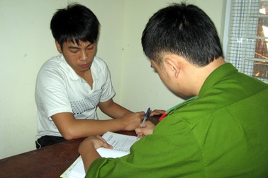 Tóm gọm đối tượng tấn công cảnh sát hình sự trên phố Hồng Mai