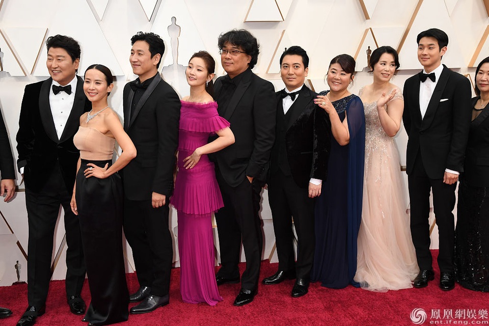 Khoảnh khắc rực rỡ của dàn sao “Ký sinh trùng” trên thảm đỏ Oscar 2020 - 6 Khoảnh khắc rực rỡ của dàn sao “Ký sinh trùng” trên thảm đỏ Oscar 2020 - 6