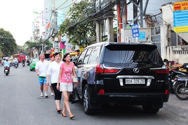 Nha Trang: Du khách bị “đuổi” xuống lòng đường ở “phố Tây”