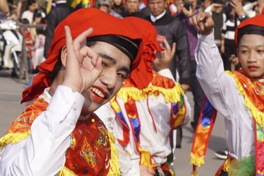 Trai Hà Nội lả lơi giả gái trong điệu múa trống bồng