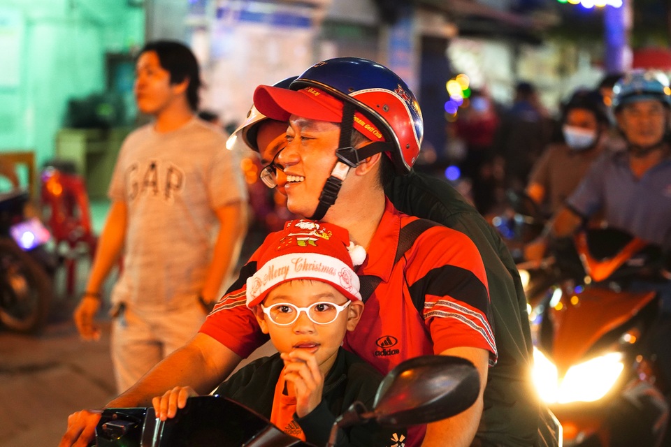 Hang đá lung linh “thắp sáng” lời nguyện cầu trong đêm Giáng sinh an lành - 9 Hang đá lung linh “thắp sáng” lời nguyện cầu trong đêm Giáng sinh an lành - 9