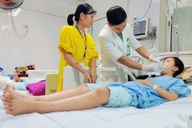Con gái 12 tuổi nguy kịch sau tai nạn, mẹ đơn thân mắc suy thận cầu cứu