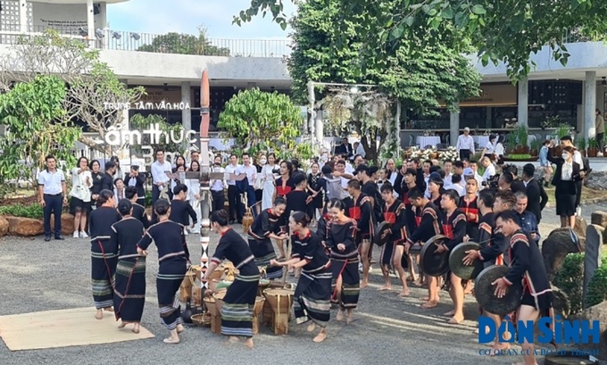 Đánh chiêng cùng múa hát mừng một mùa bội thu của đồng bào ÊĐê tại Buôn Ma Thuột