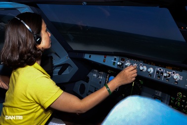 Du khách đến TPHCM được trải nghiệm làm phi công
