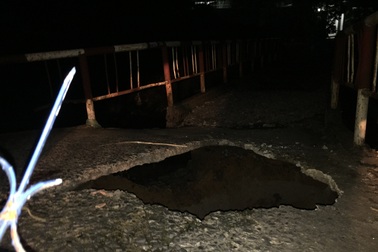 “Lỗ tử thần” bất ngờ xuất hiện... giữa cầu