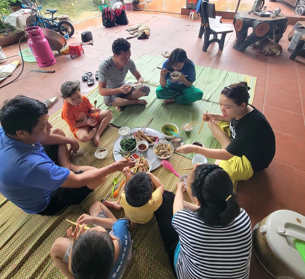 Bị chủ bùng lương, hai người HMông đi bộ 7 ngày từ Hà Nội về Hà Giang - 2 Bị chủ bùng lương, hai người HMông đi bộ 7 ngày từ Hà Nội về Hà Giang - 2
