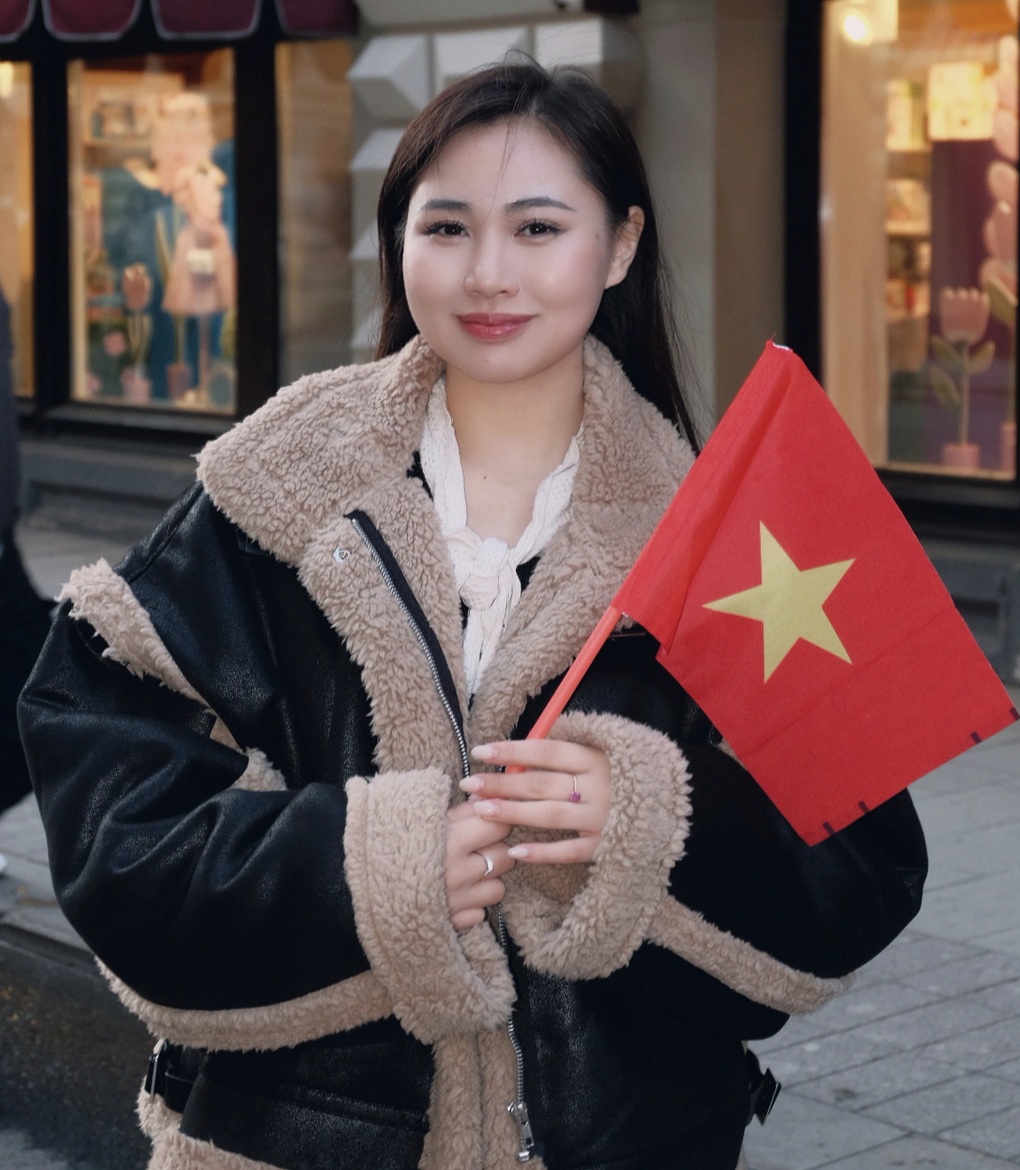 Xúc động Quân đội Việt Nam đi trong tiếng reo hò, cổ vũ của kiều bào ở Nga - 1 Xúc động Quân đội Việt Nam đi trong tiếng reo hò, cổ vũ của kiều bào ở Nga - 1