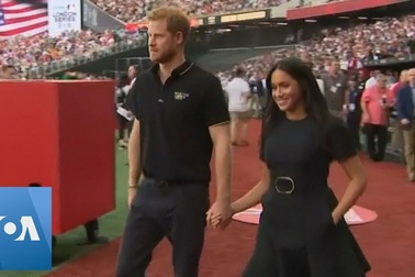Hoàng tử Harry và Meghan Markle đi xem bóng chày
