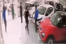 Khách hàng lái xe mới mua lao từ tầng 2 đại lý xuống đất