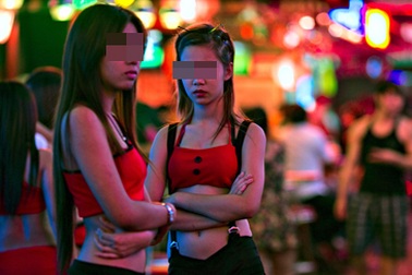 “Luật ngầm” tàn khốc trong thế giới “tay vịn” karaoke (P2)