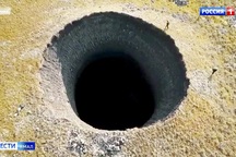 Hố sụt khổng lồ bất ngờ xuất hiện ở Siberia