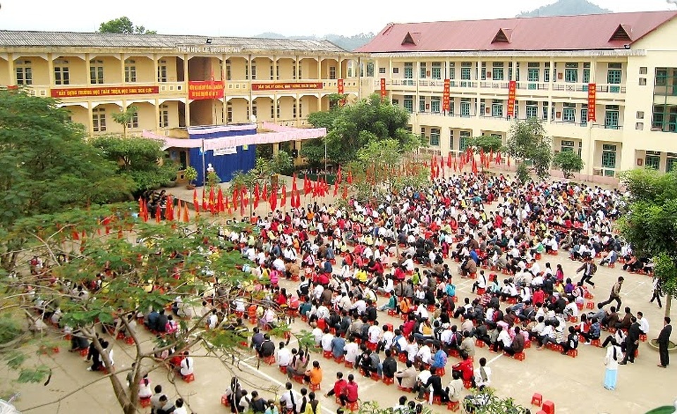 Điều tra vụ việc nam sinh lớp 11 bị đâm trước cổng trường - 1 Điều tra vụ việc nam sinh lớp 11 bị đâm trước cổng trường - 1