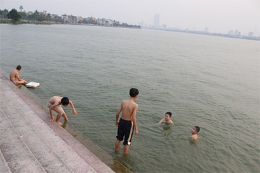 Hà Nội: “Bãi tắm” Hồ Tây lại sôi động trong ngày nắng đầu mùa