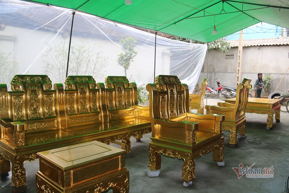 Chiêm ngưỡng bộ bàn ghế tiền tỷ đại gia dát vàng chơi Tết - 1 Chiêm ngưỡng bộ bàn ghế tiền tỷ đại gia dát vàng chơi Tết - 1