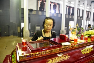 Nghệ sĩ Đức Lưu khóc nức nở bên linh cữu NSƯT Bùi Cường