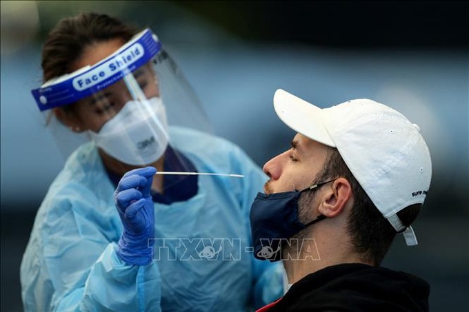 Nhân viên y tế lấy mẫu xét nghiệm COVID-19 cho người dân tại Sydney, Australia ngày 13/7/2021. Ảnh: AFP/TTXVN.