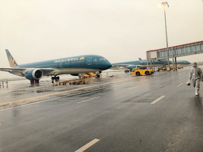 Bên trong các chuyến bay Vietnam Airlines về từ “tâm dịch” châu Âu - Ảnh 1.