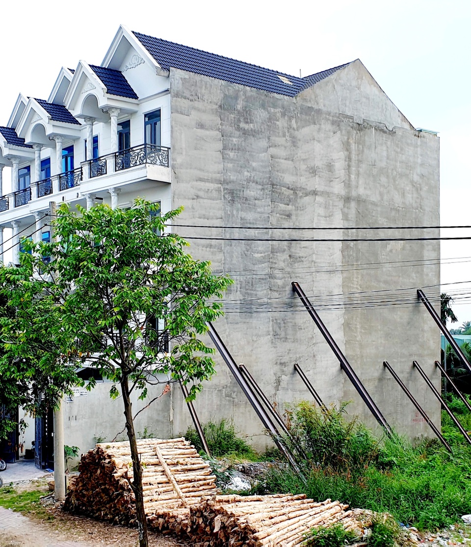 Nhà 4 tầng phải “chống gậy”, nguy cơ đổ sập bất cứ lúc nào - 3 Nhà 4 tầng phải “chống gậy”, nguy cơ đổ sập bất cứ lúc nào - 3