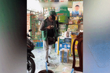 Shipper thân với khách như người nhà, ngồi thẳng vào bàn ăn cơm chung