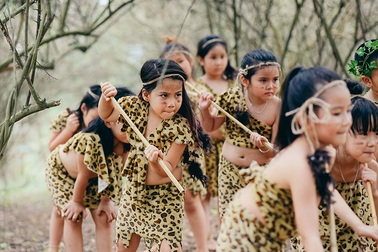 Ngộ nghĩnh ảnh kỷ yếu phong cách "thời đồ đá" của các bé