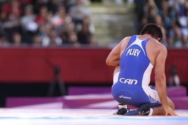 Đang đánh nhau, võ sĩ bị rơi mất ngón tay mà không hay biết