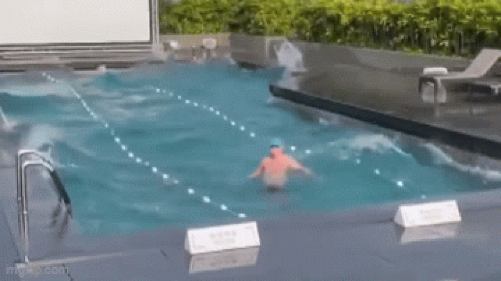 Khoảnh khắc bể bơi dậy sóng trong động đất ở Đài Loan - 1