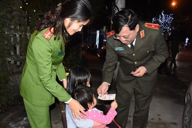 Nữ Trung úy công an đưa 2 con cùng đi trực tết