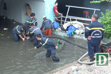 Hầm chui ngập quá gối, cảnh sát điều xe trạm bơm đến ứng cứu