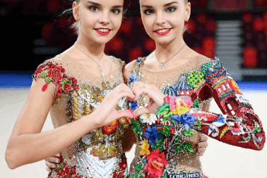 Cặp chị em sinh đôi có nhan sắc "đình đám" tại Olympic 2020