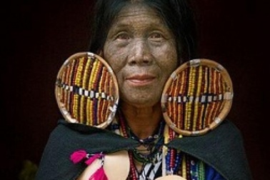 Bộ tộc ép con gái xăm mặt cho... xấu bớt đi