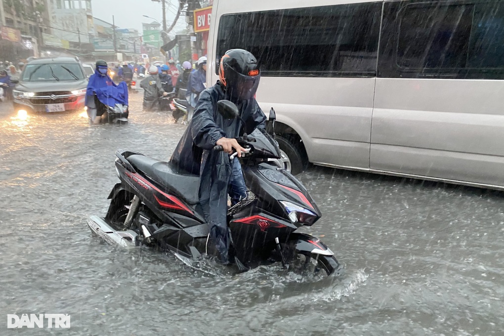 Hôm nay dự báo TPHCM tiếp tục có mưa rất to - 1