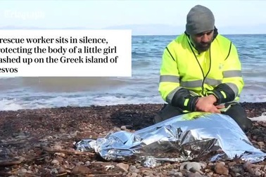 Nhân viên cứu trợ thất thần bên thi thể bé gái di cư trôi dạt vào bờ