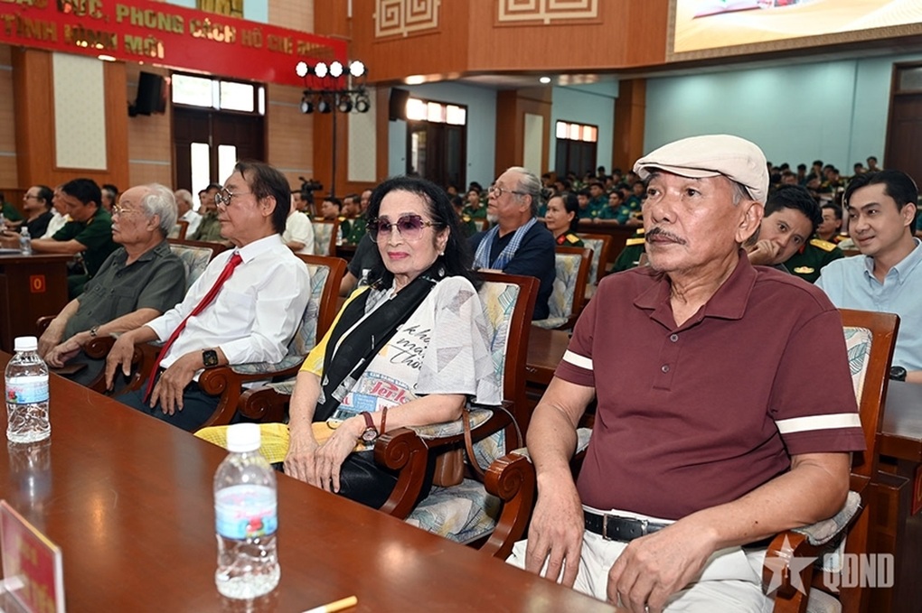 Đại tướng Nguyễn Trọng Nghĩa chủ trì gặp mặt đại biểu văn nghệ sĩ khu vực phía Nam - 1