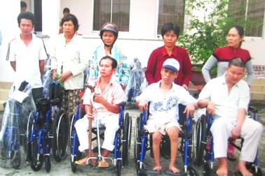 Tặng thẻ BHYT và xe lăn cho hộ cận nghèo, khuyết tật