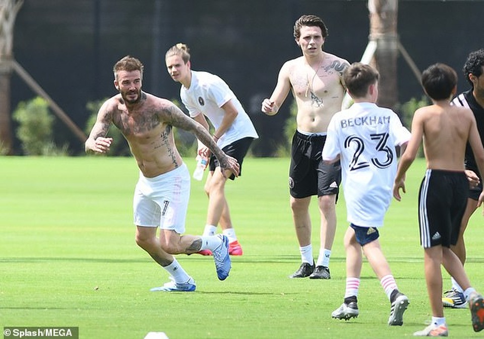 David Beckham cởi trần khoe hình xăm - 1 David Beckham cởi trần khoe hình xăm - 1